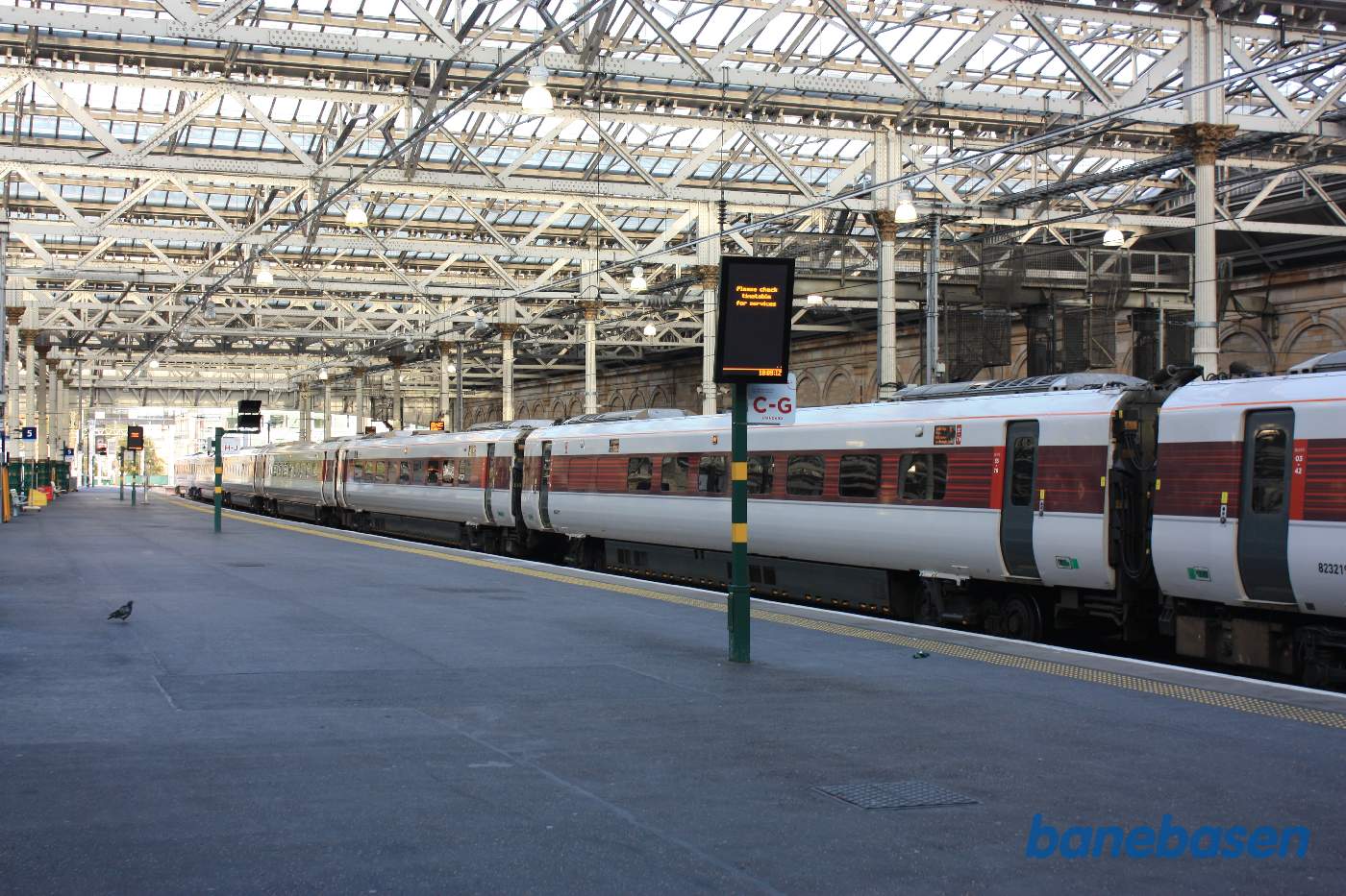 Et tog holder ved en af de store brede perroner