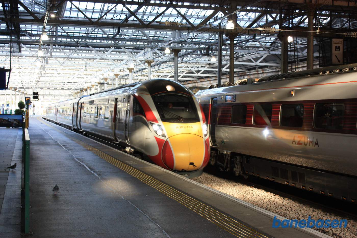 Et tog ankommer til stationen