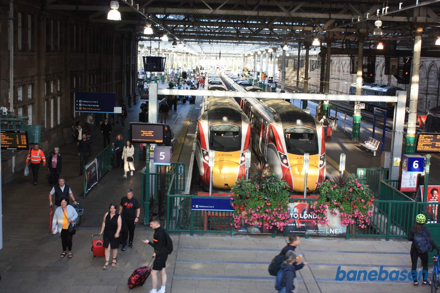 Et vue ud over den store hal med 2 ankomne tog og mange rejsende