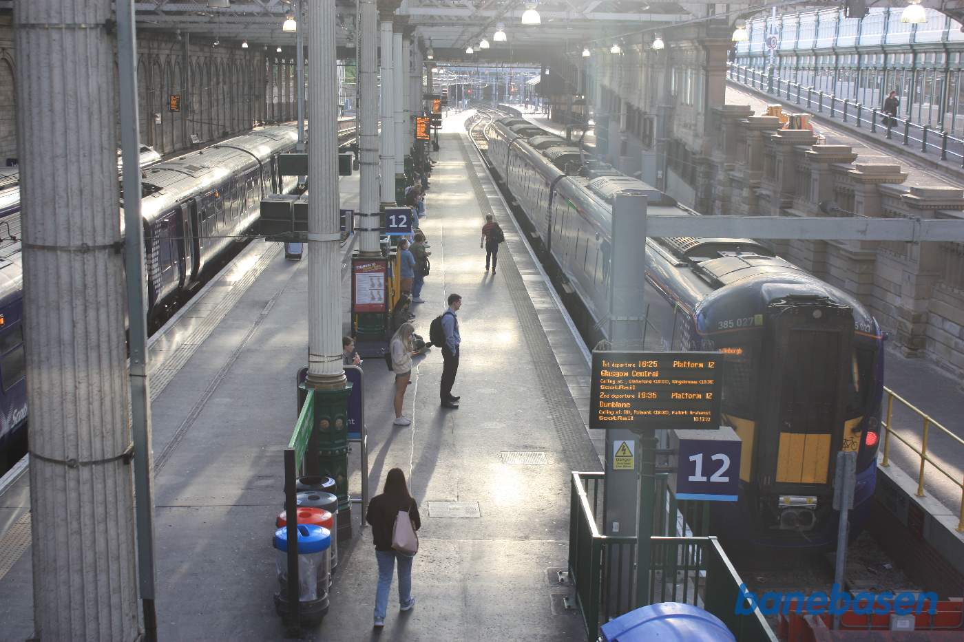 Et vue ud over den store hal i retning mod vest, til højre ses den gamle vej, hvor taxier kunne køre gæsterne helt frem til deres togvogn