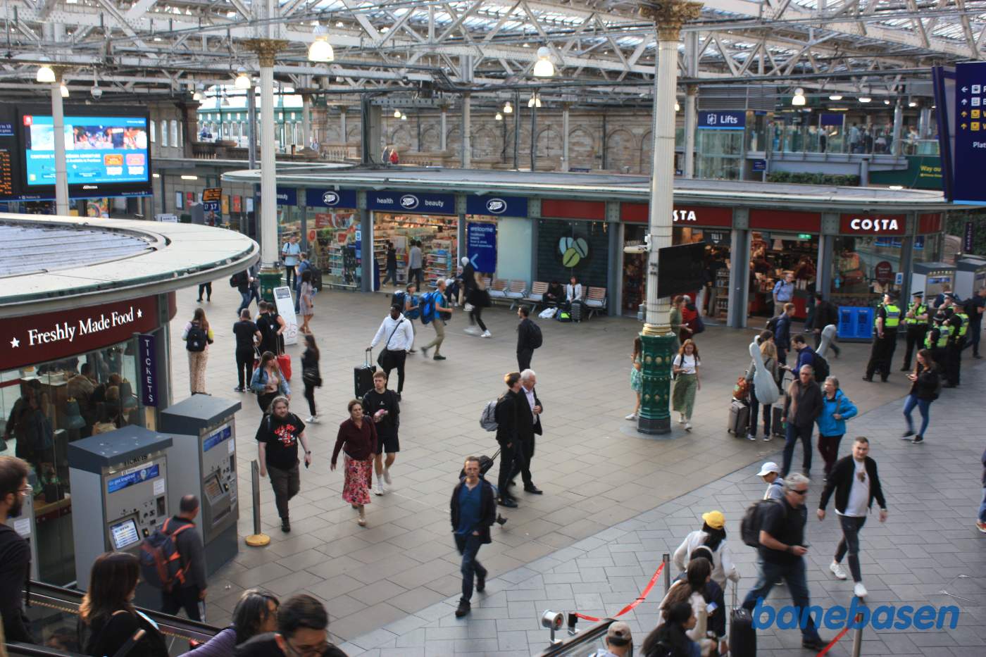 I det store stationsområde er der mange forretninger