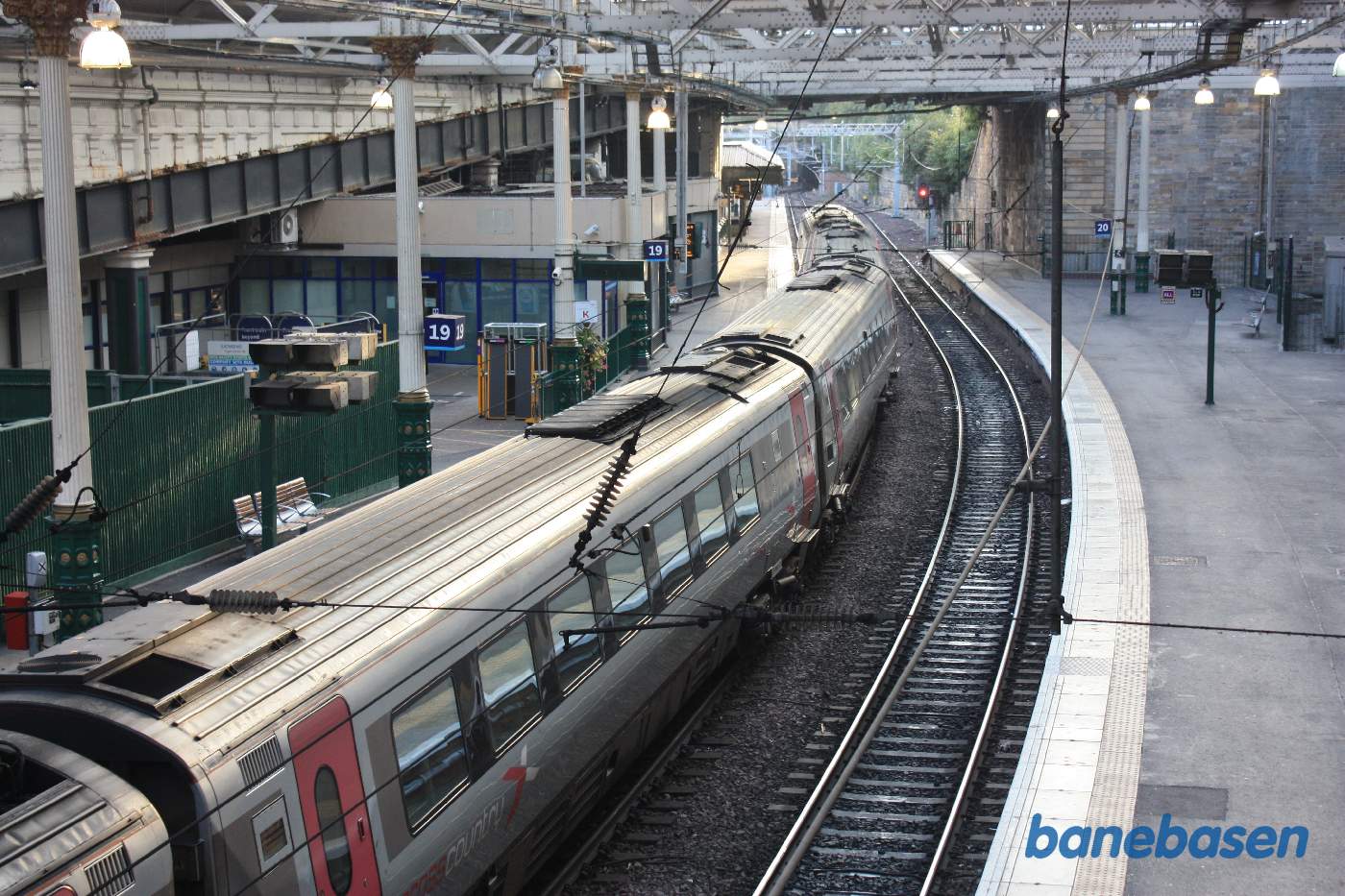 Et vue ud over perroner og spor i vestlig retning