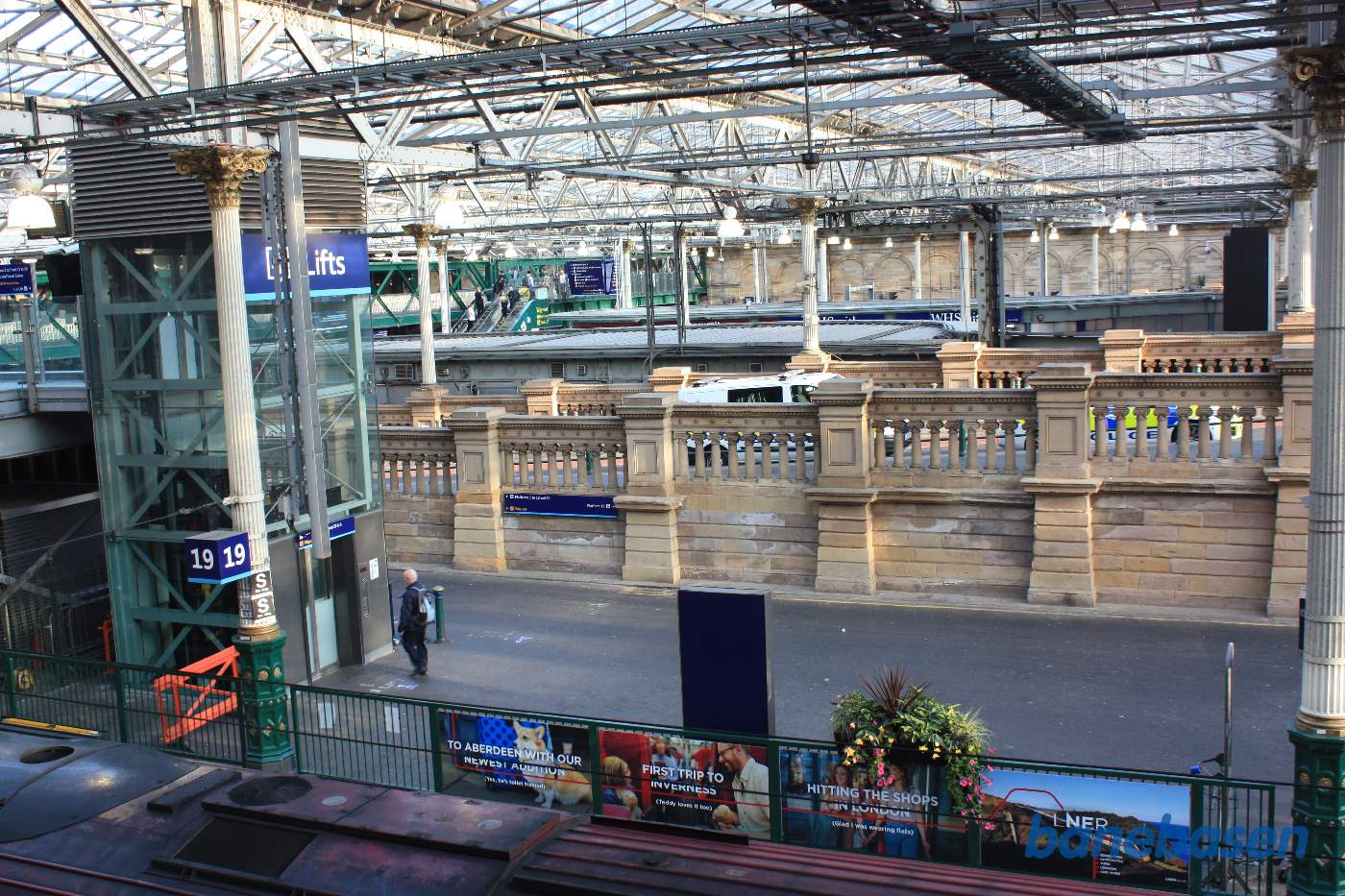 Et vue ud over perroner og spor, midt i billedet rampen eller vejen fra tværbroen og ned til perronerne, som taxier og hestevogne engang anvendte