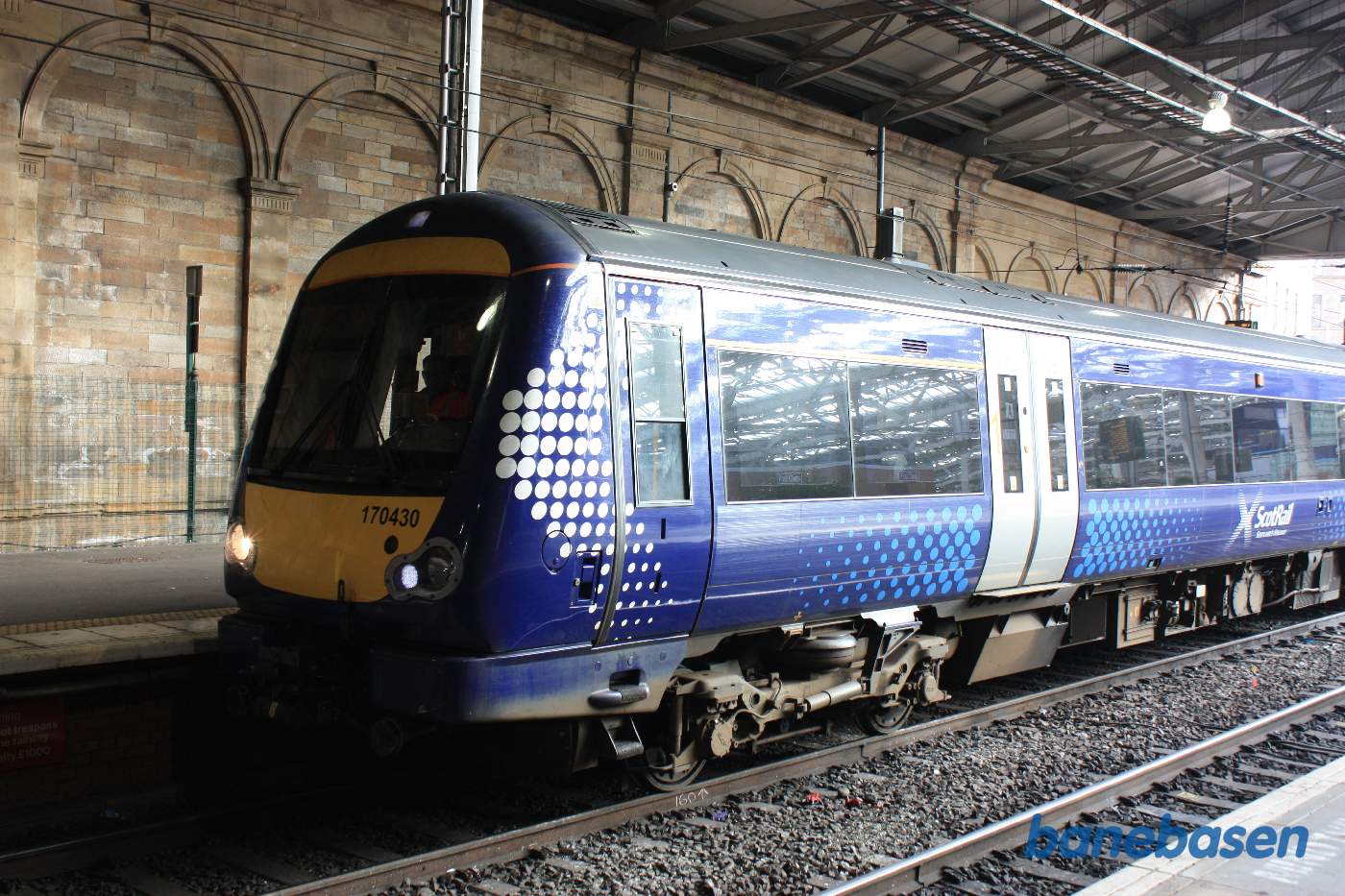 Et persontog på vej ud af stationen