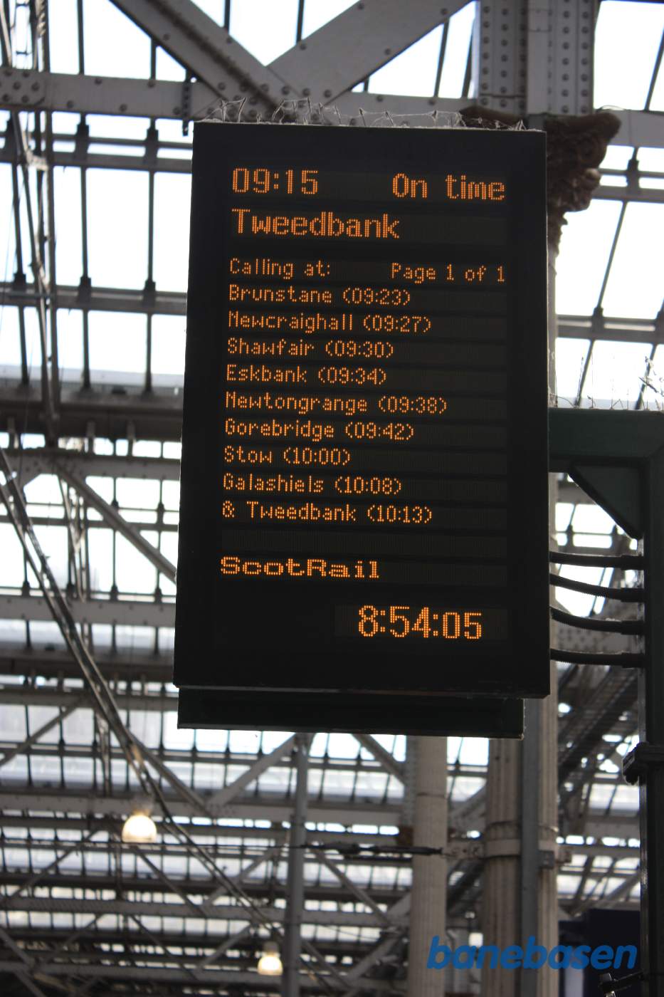 Nærbillede af skærmen om vores tog til Tweedbank