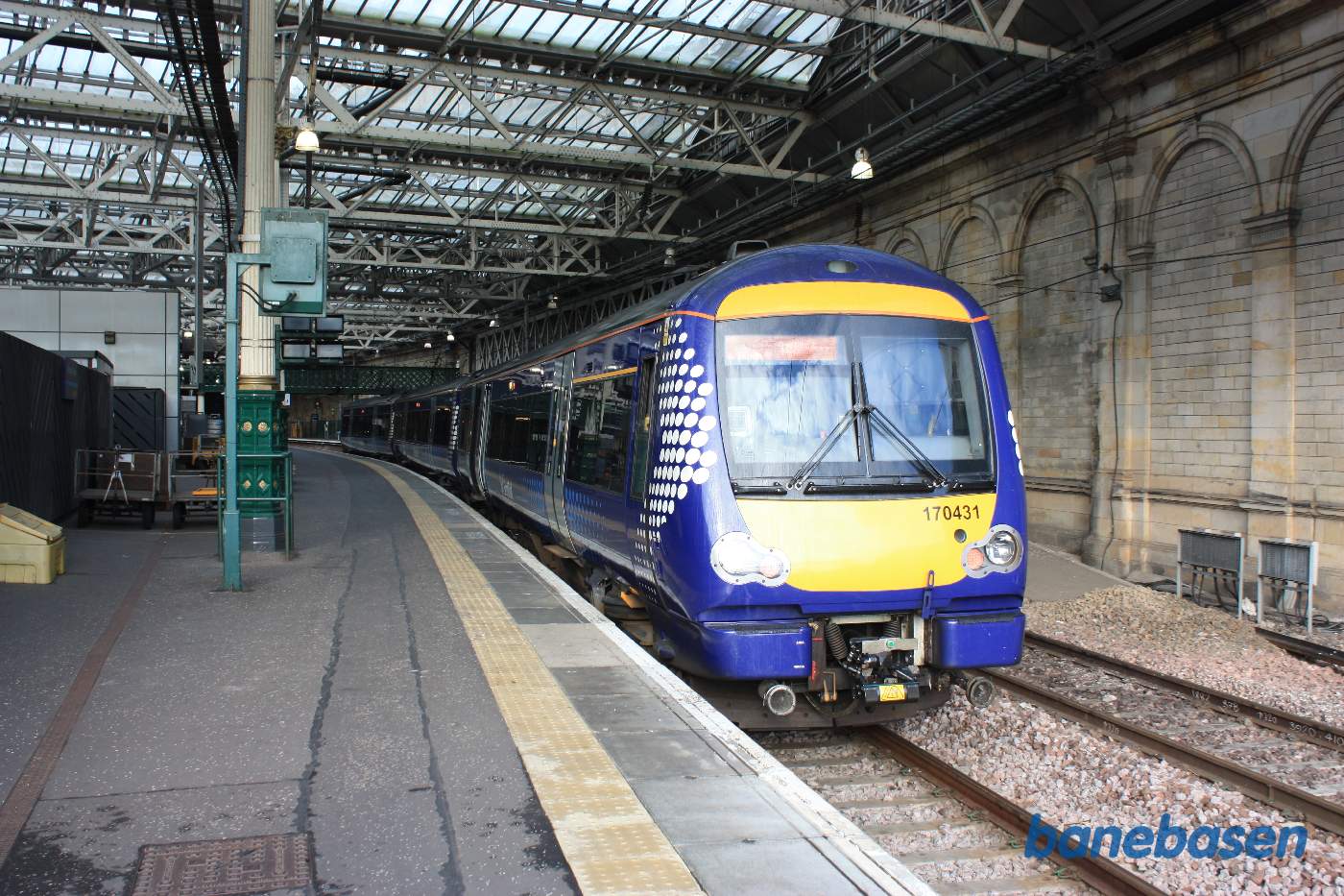 Vores tog triller til perron