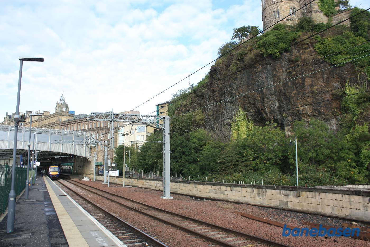 Et vue af stationen ude for enden af perronen