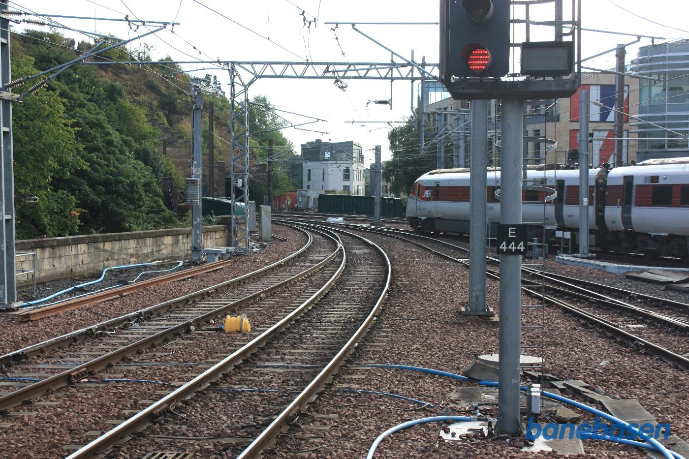 Et tog på vej ud af stationen