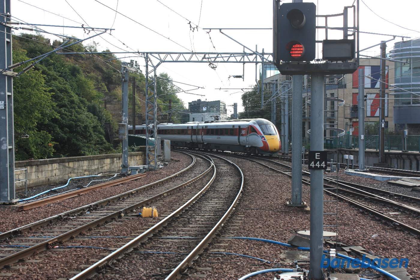 Et tog på vej ud af stationen