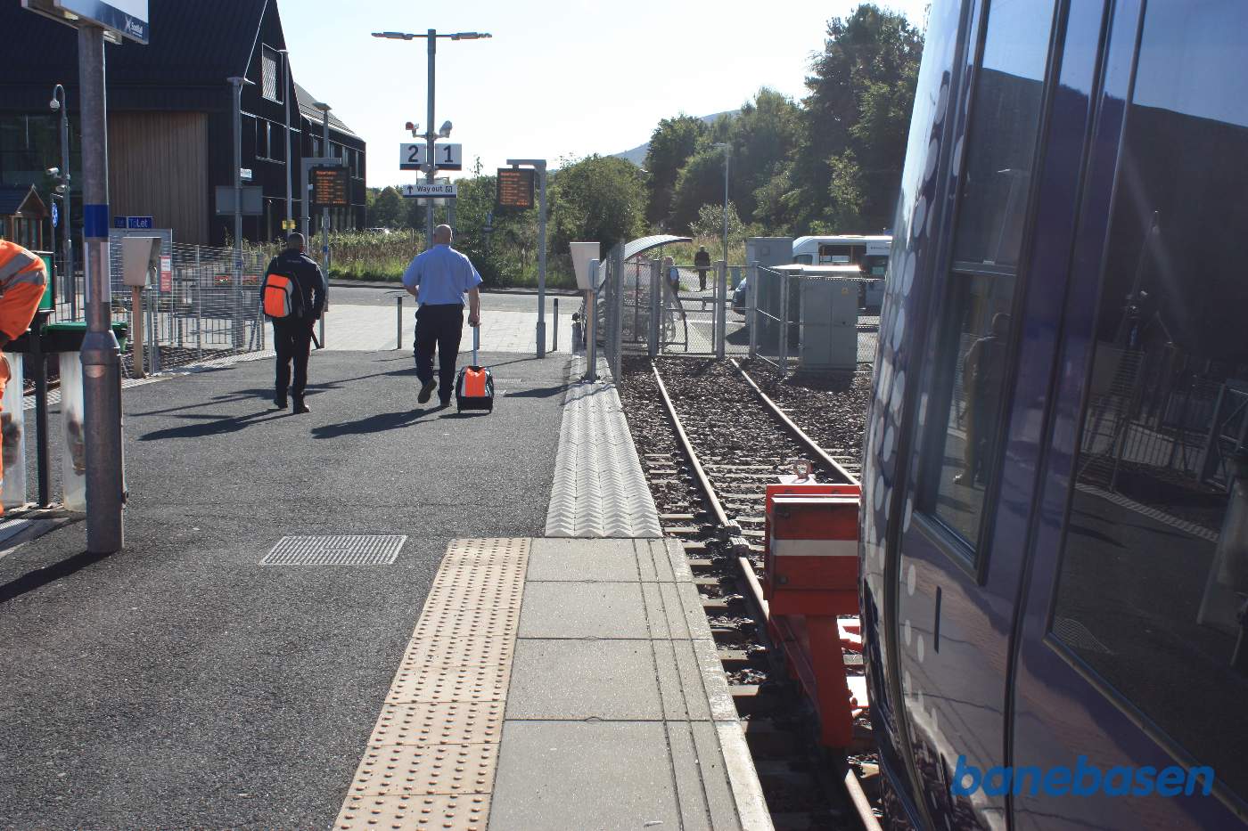 Toget er ankommet til Tweedbank, man kan fornemme en sti på den modsatte side af vejen, hvor banen i sin tid fortsatte