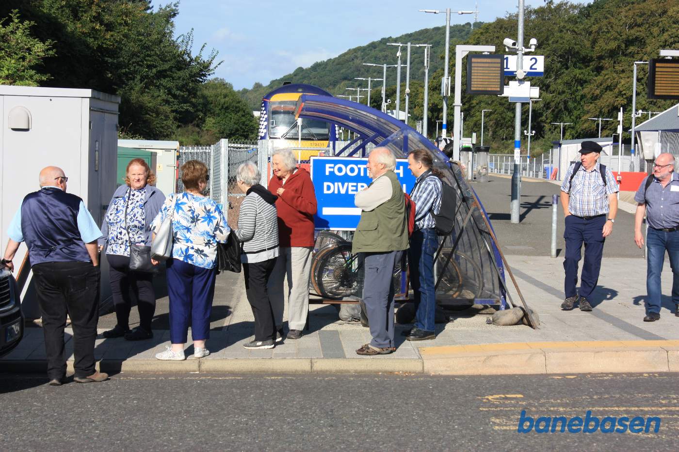 Gæsterne er forsamlet og afventer bustransport til Abbotsford the home of Sir Walter Scott, en stor seværdighed