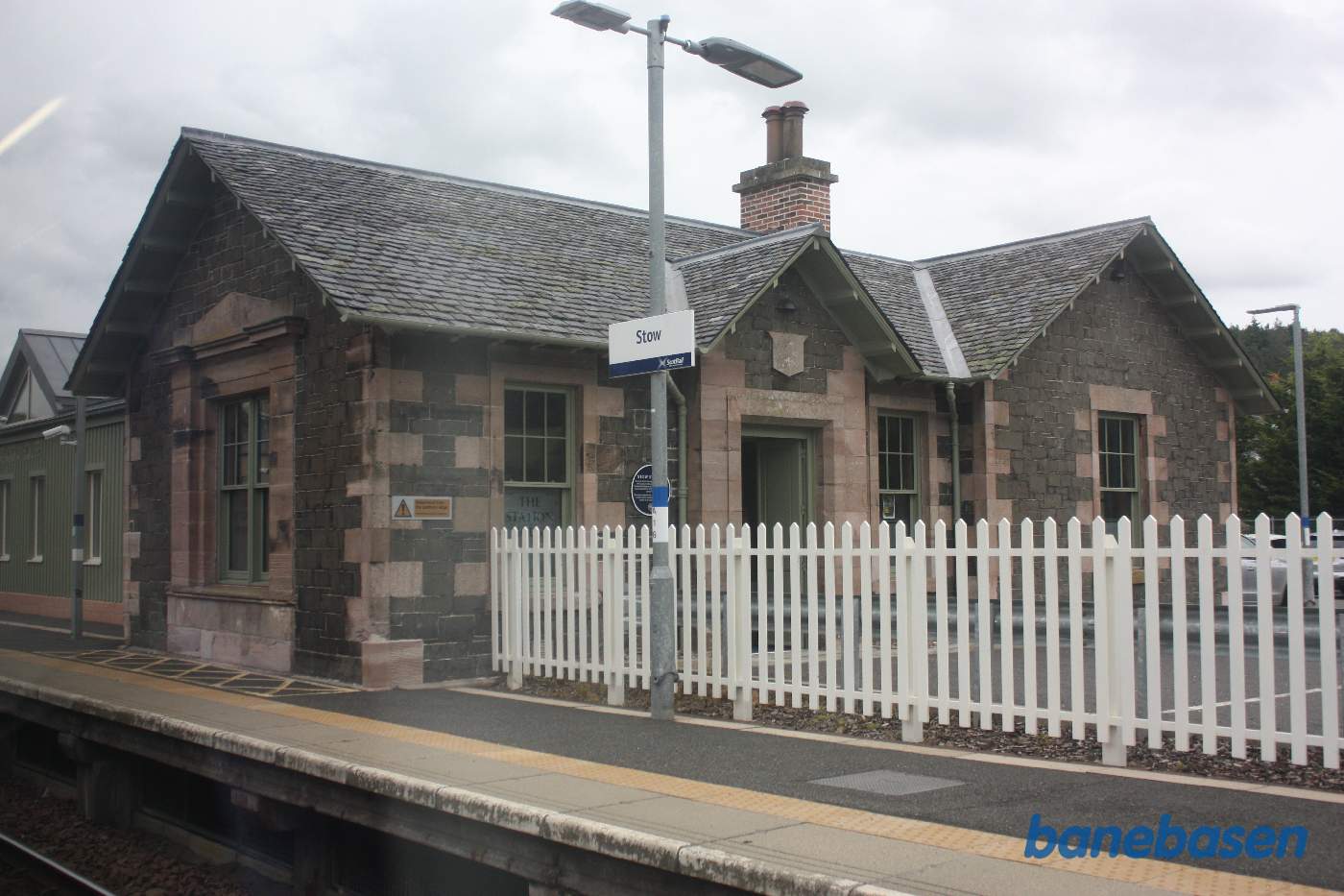 Stow stationsbygningen set ud gennem togets vindue