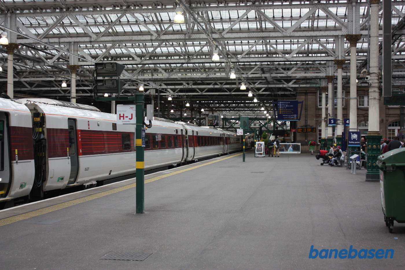 Et persontog holder ved perron på stationen