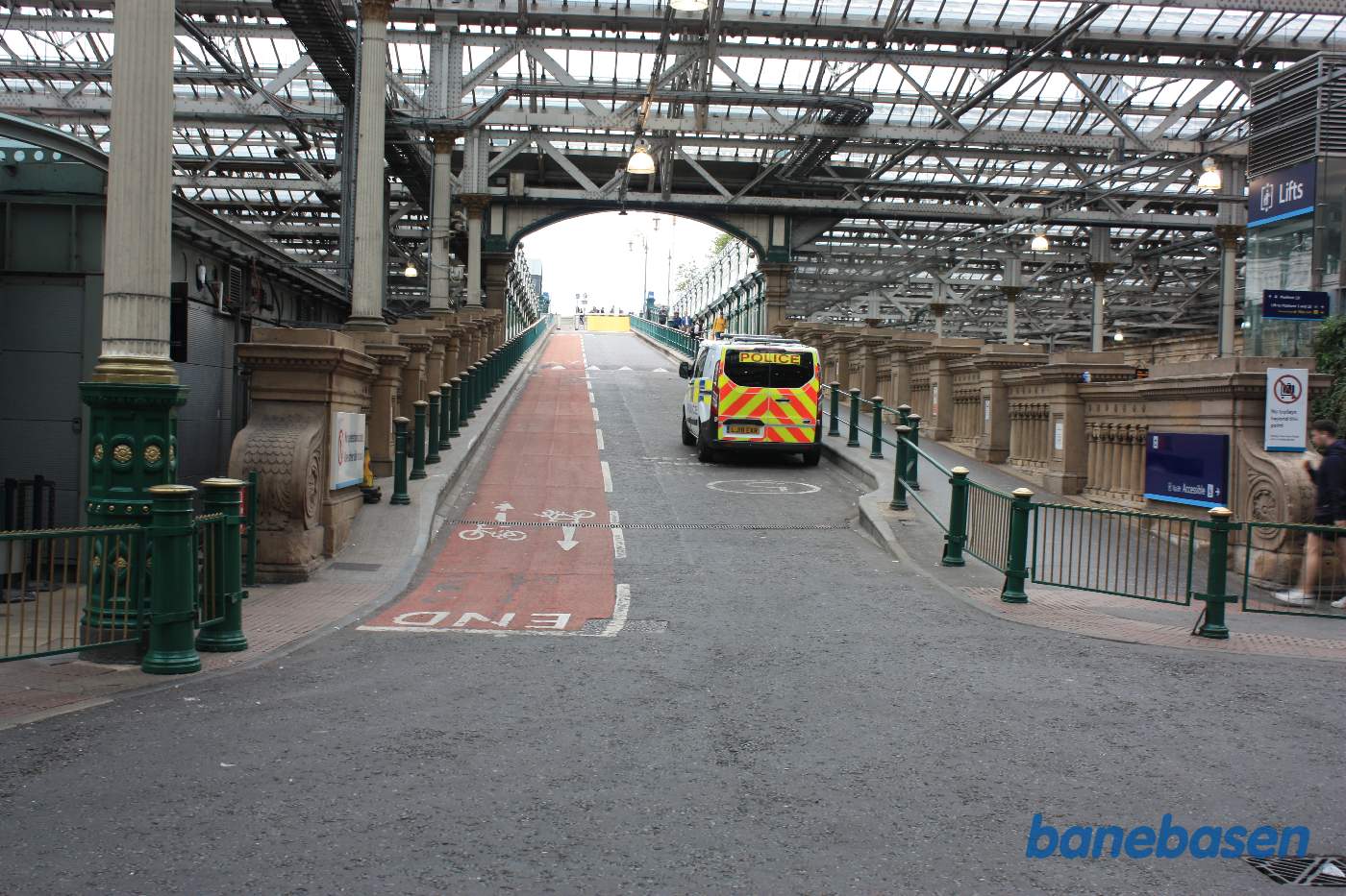 Her ses rampen nede fra perronerne og op til tværbroen, hvor taxier og hestevogne engang kunne transportere rejsende helt frem til den togvogn, som de skulle ind i