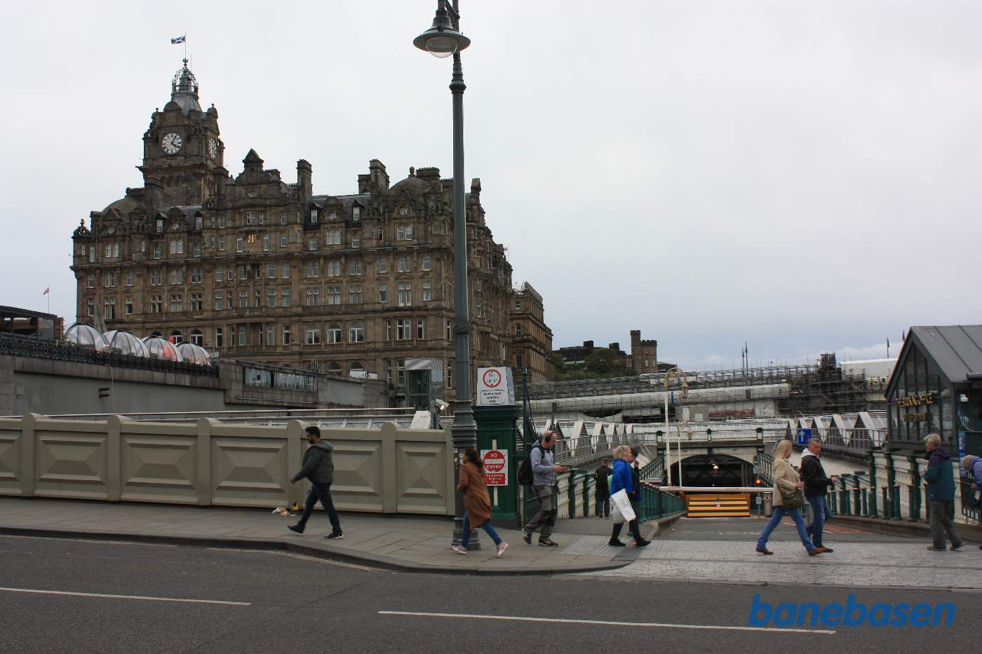 Her ses rampen oppe fra tværbroen og ned til perronerne, hvor taxier og hestevogne engang kunne transportere rejsende helt frem til den togvogn, som de skulle ind i