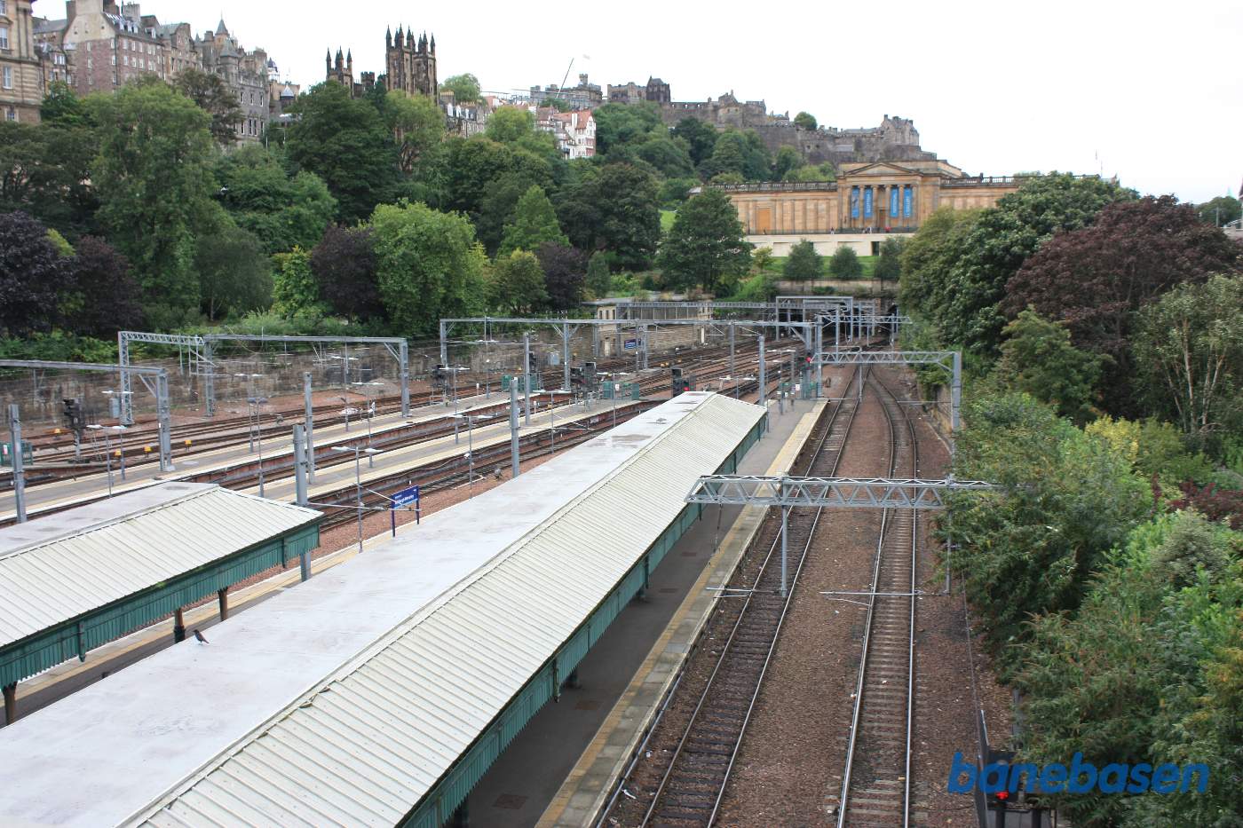 Fra tværbroen er der fint udsyn ud over hele sporområdet, set i vestlig retning
