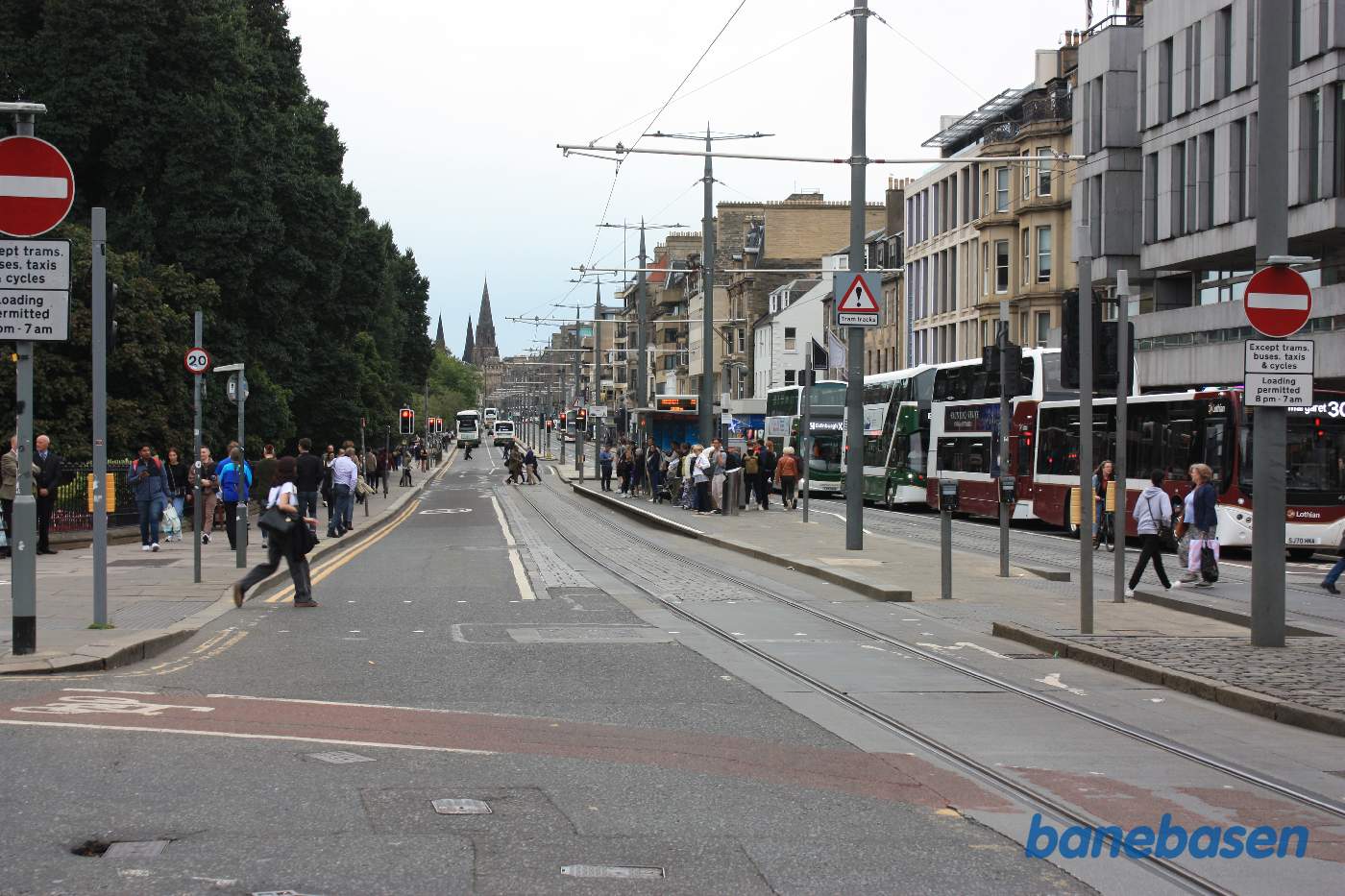 Vi er i Princes Street og kigger på et overfyldt stoppested for sporvognen