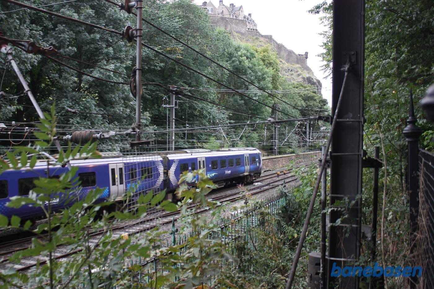Jernbanen mellem Haymarket og Waverley station, løber tæt op ad klippen med Edinburgh Castle på toppen. På de 4 spor kører der mange tog
