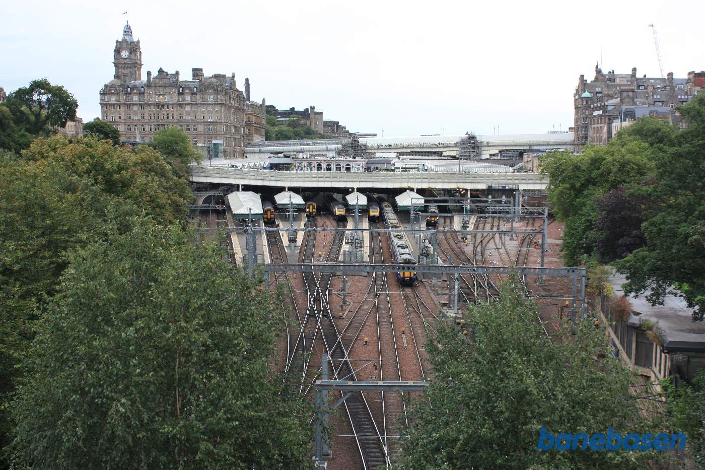 Vi står foran the National Gallery og kigger ned over sporudfletningen ind på Waverley station