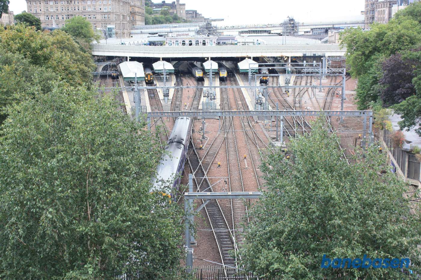 Vi står foran the National Gallery og kigger ned over sporudfletningen ind på Waverley station