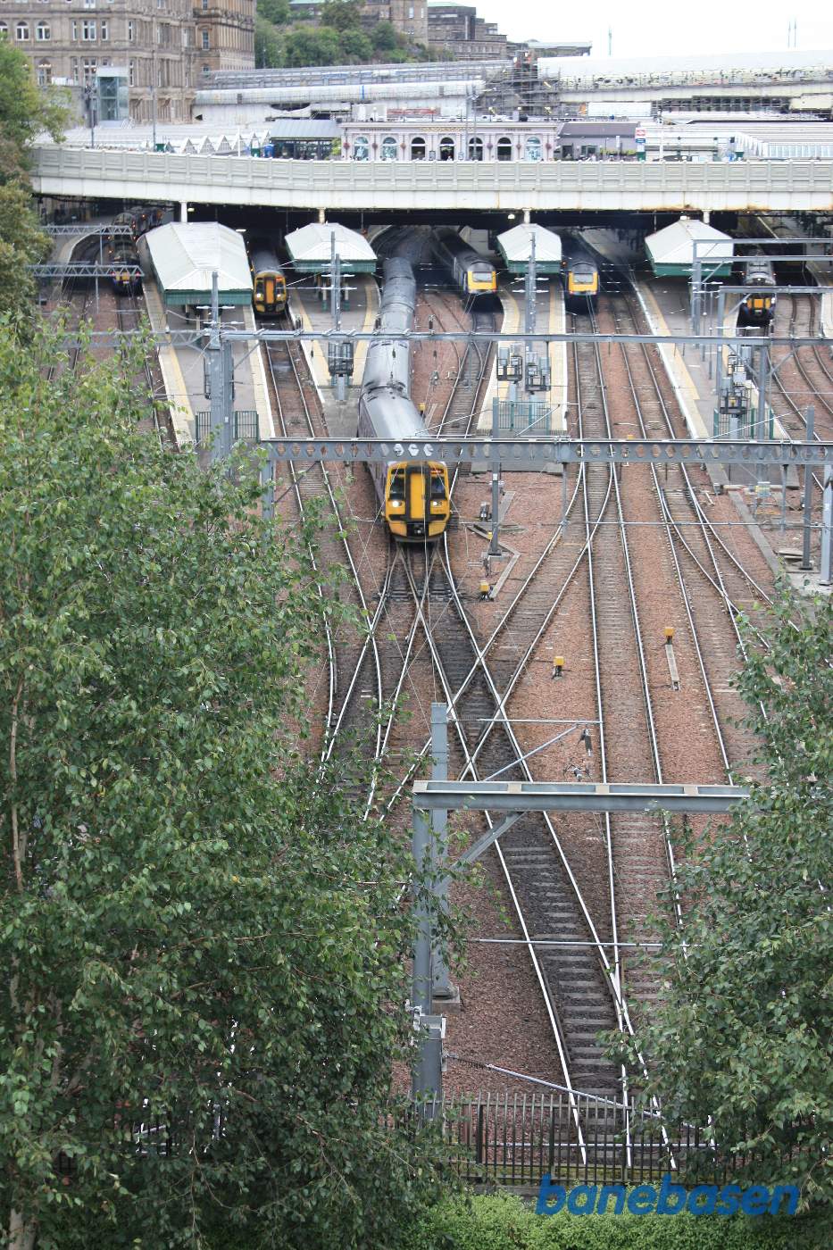 Vi står foran the National Gallery og kigger ned over sporudfletningen ind på Waverley station