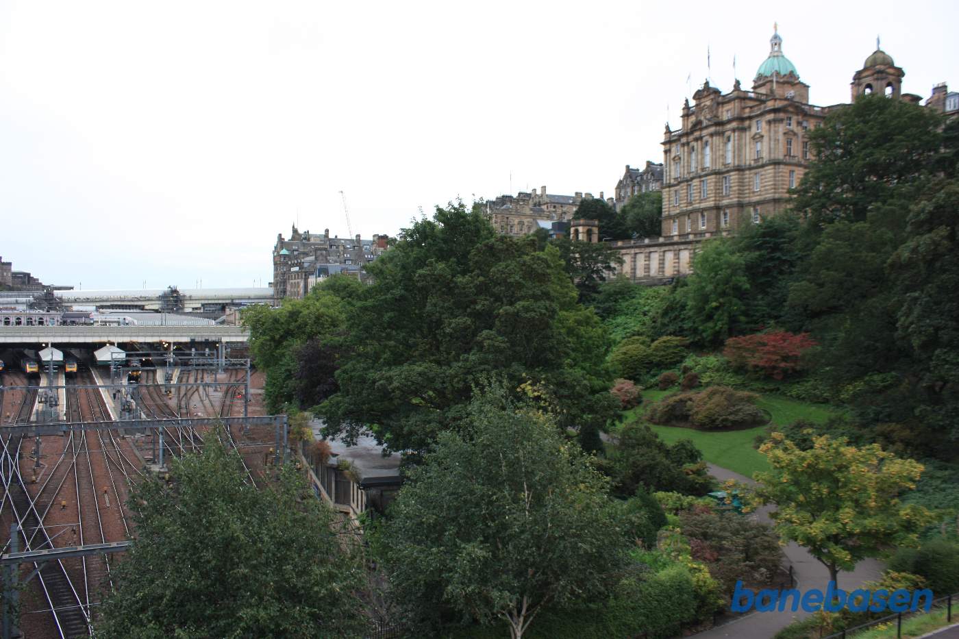 Vi står foran the National Gallery og kigger ned over sporudfletningen ind på Waverley station med en park til højre
