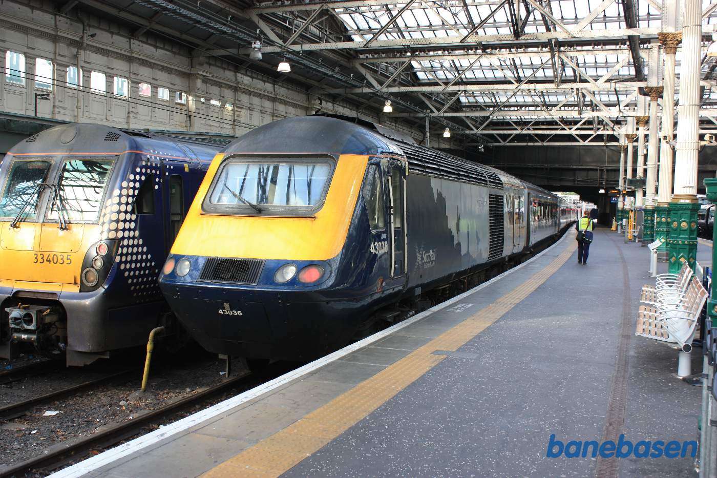 To tog ved perron på stationen