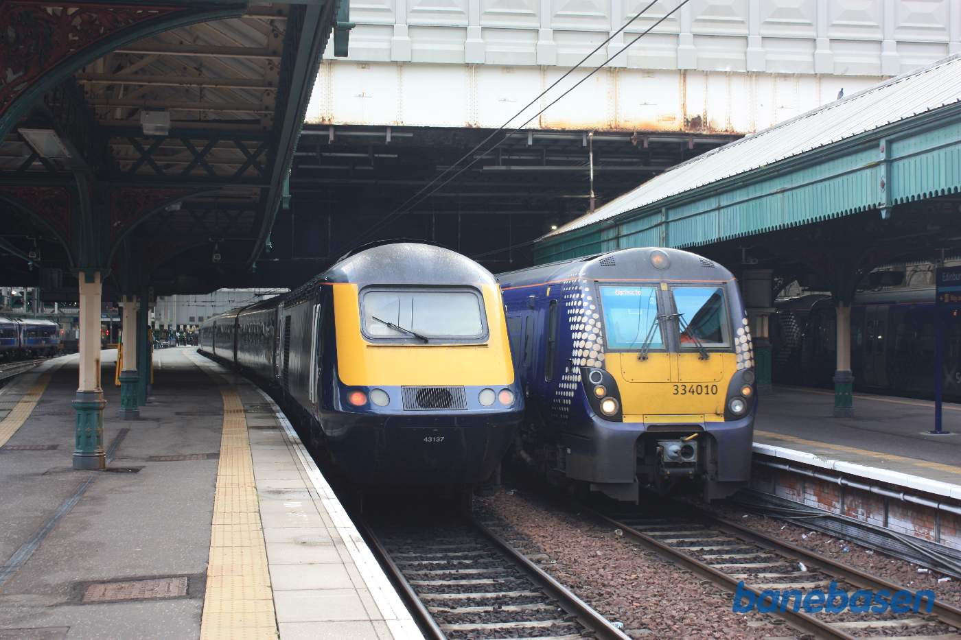 To tog ved perron på stationen