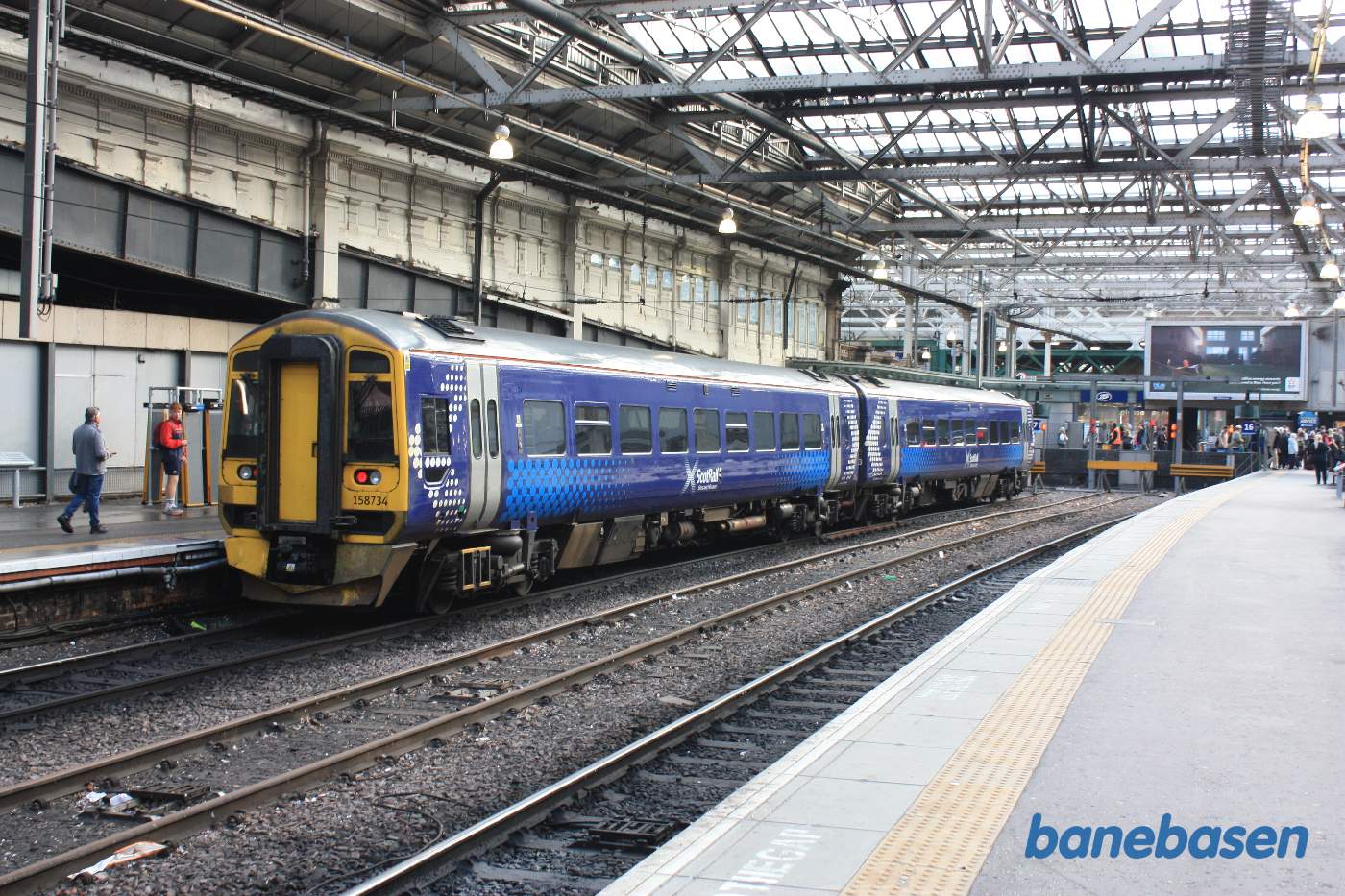 Et dieselmotortog holder ved perron på stationen, her ender sporene i stopbomme