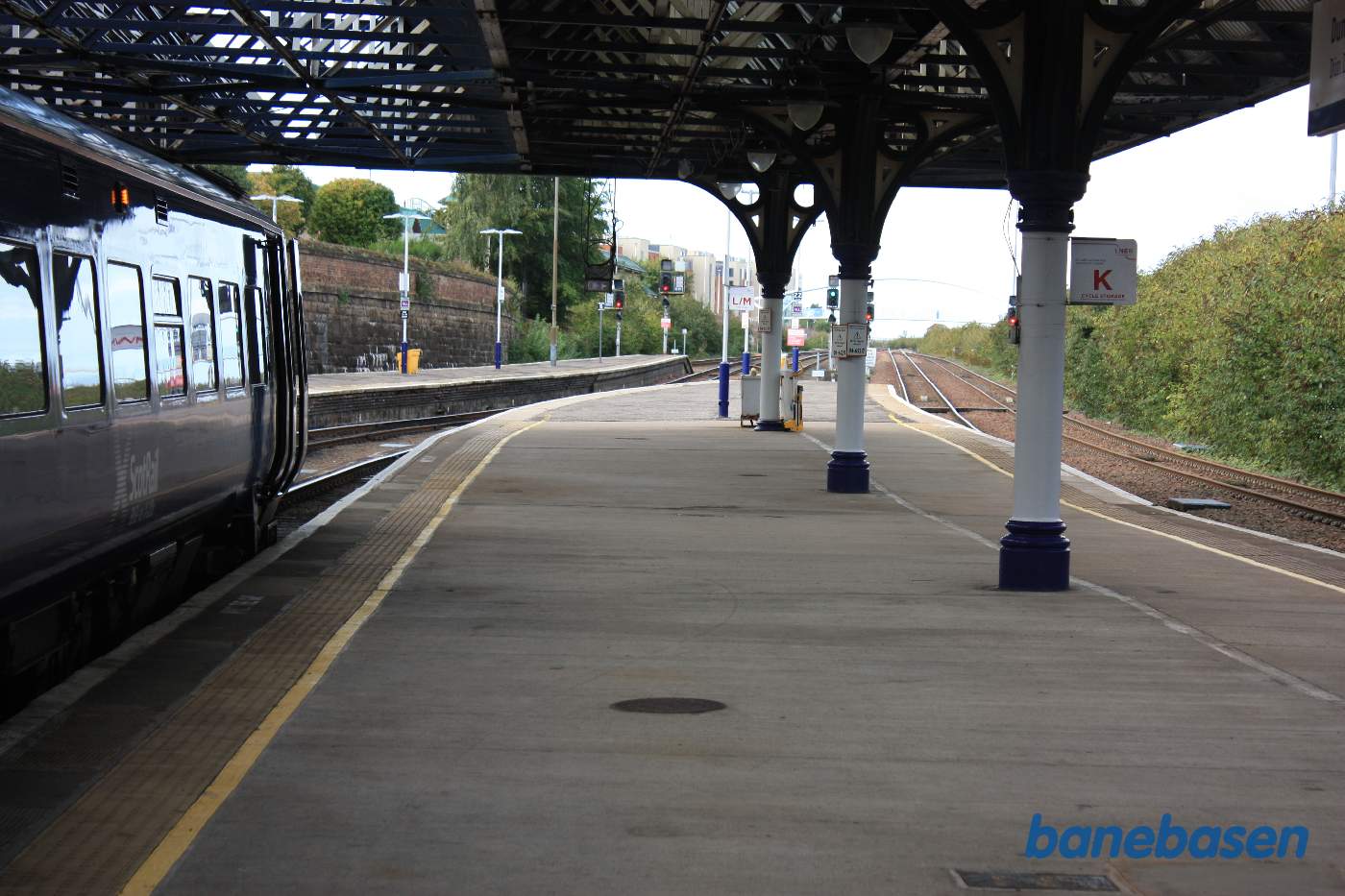 Motortog holder ved perron i Dundee, der er stillet udkørsel i retning mod Edinburgh