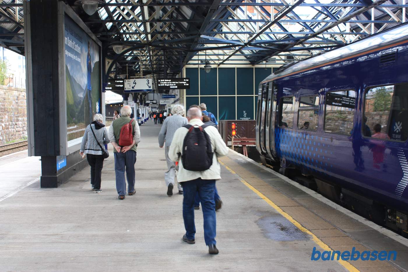 Motortoget fra Edinburgh kører ikke videre, så alle gæsterne stiger ud