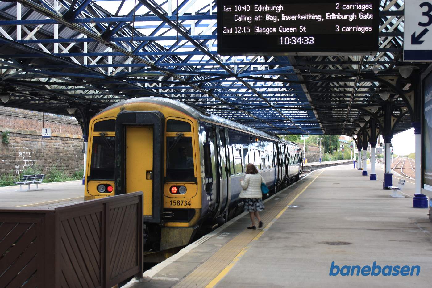 En dame stiger på toget til Edinburgh