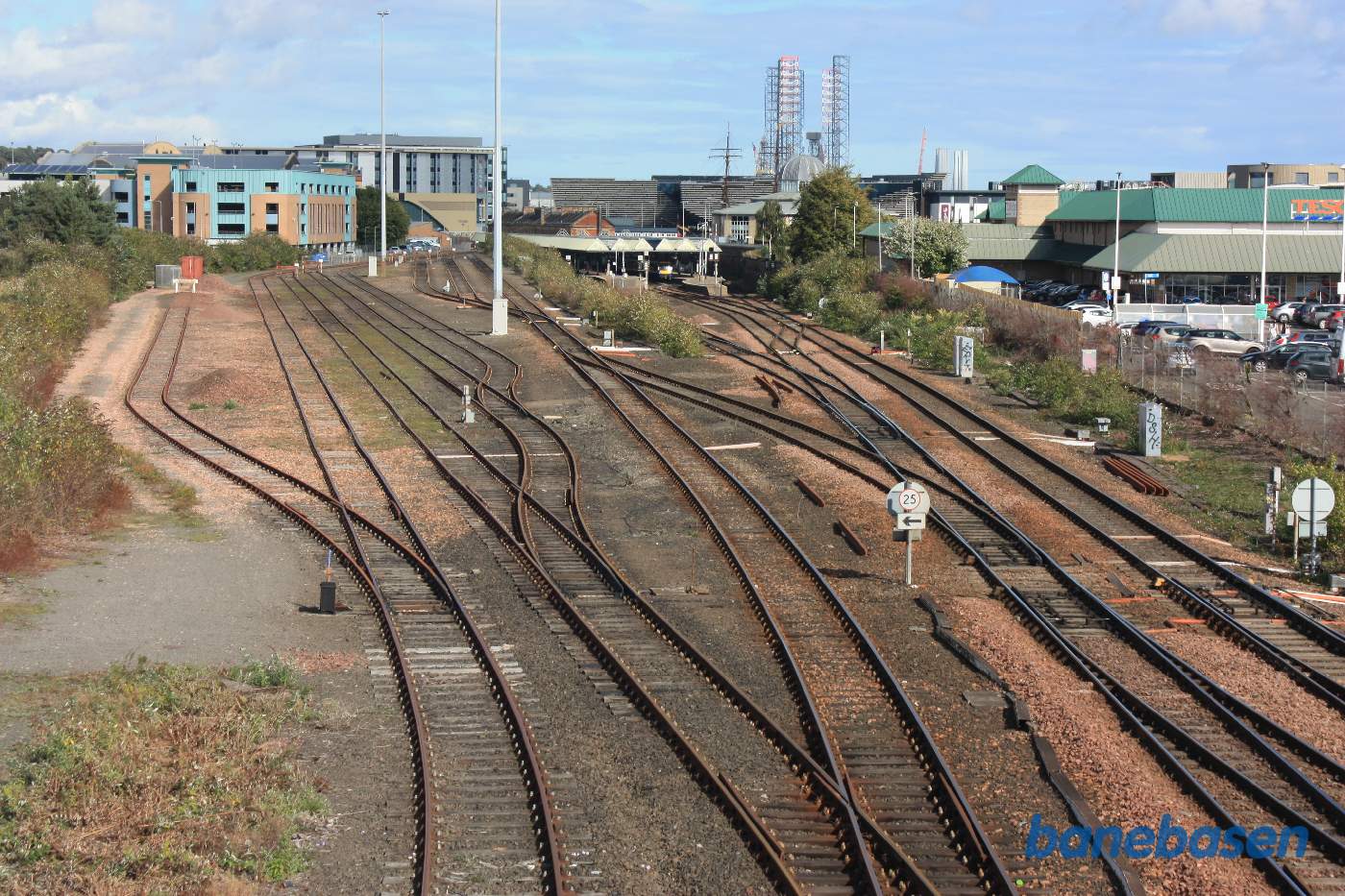 Fra en gangbro over banen, får man et godt vue ind over stationen, der er gravet ned, godsbanegården til venstre
