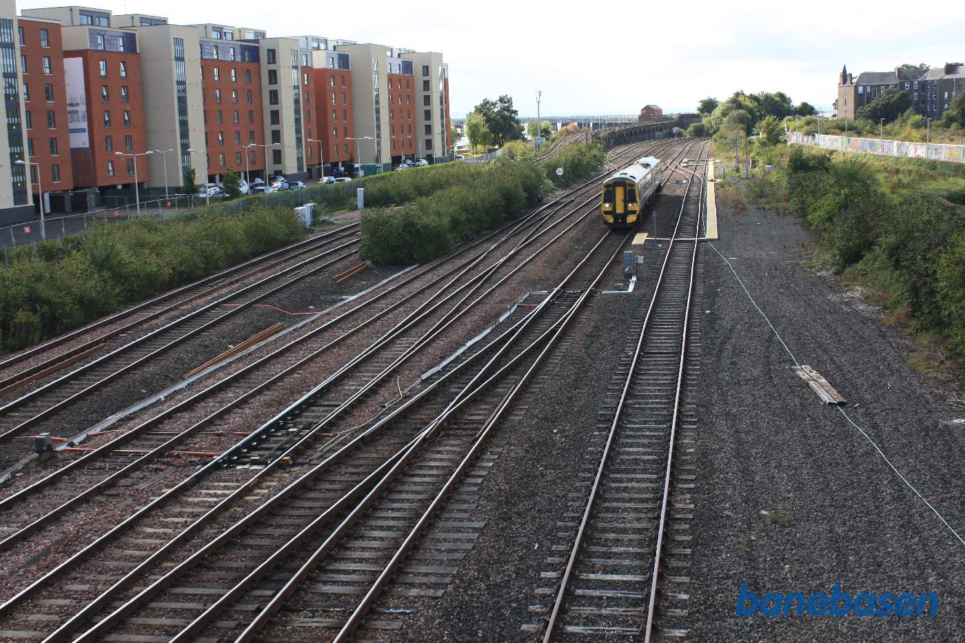 Et persontog er på vej ind på stationen