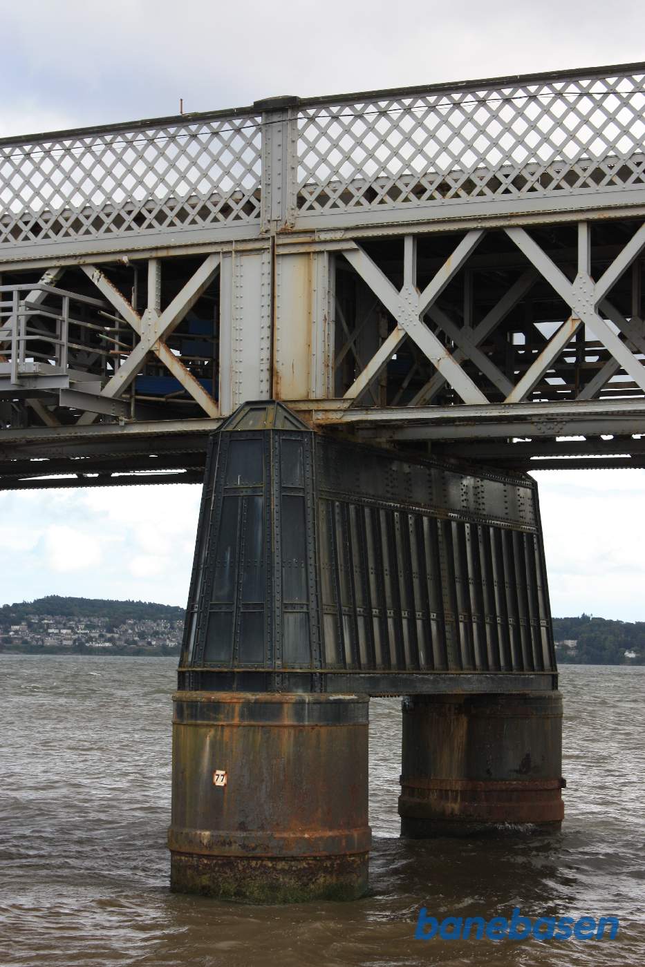 Nærbillede af bropillerne, bemærk hvor solide de er