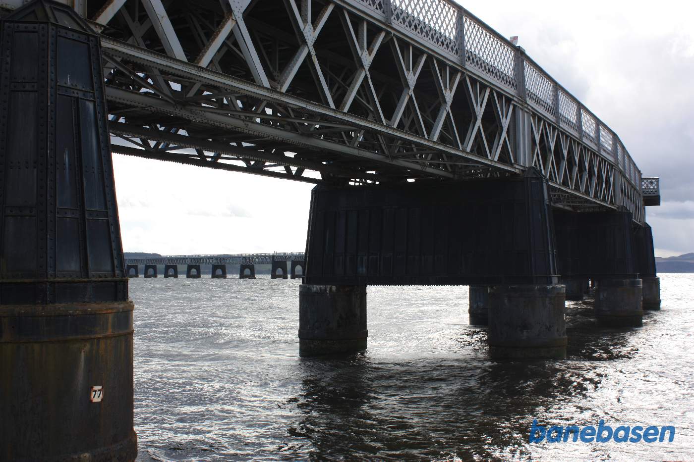 Nærbillede af bropillerne, bemærk hvor solide de er