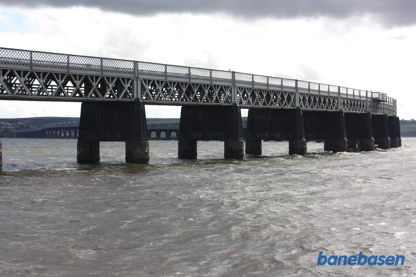 Her ses broen i sin fulde længde. Broen er dobbeltsporet