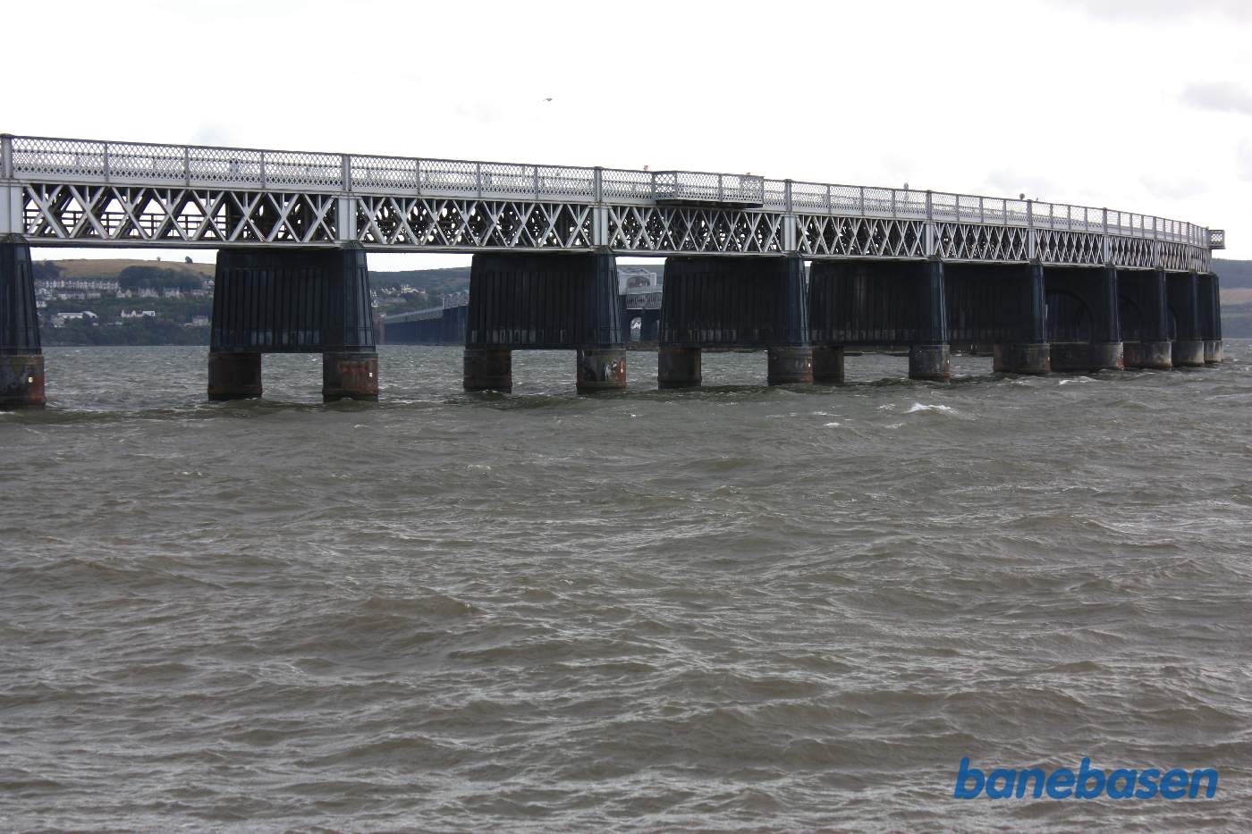 Her ses broen i sin fulde længde. Broen er dobbeltsporet