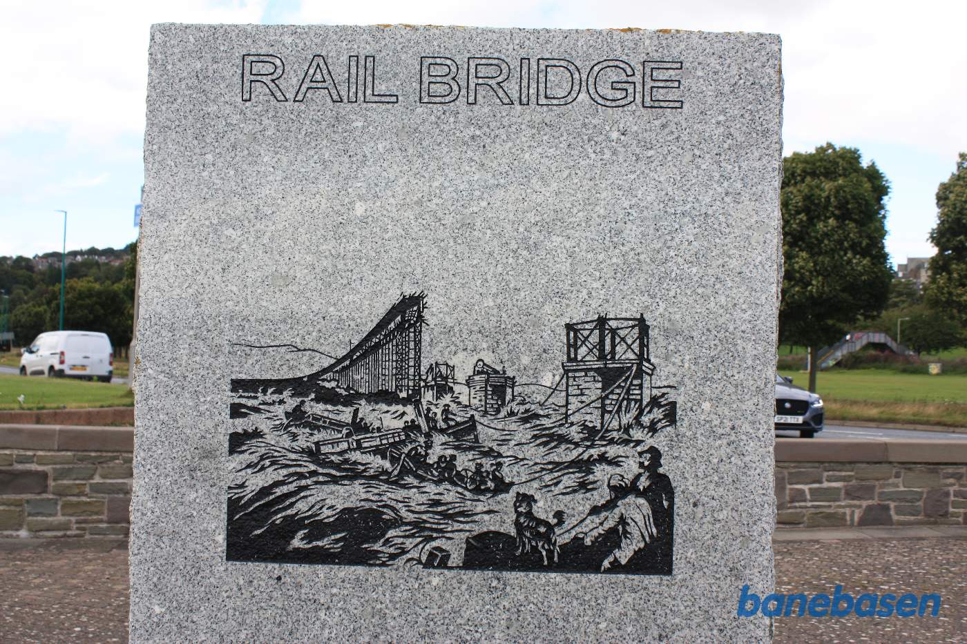 En mindetavle viser katastrofen den 28.12.1879, hvor en storm væltede den høje smalle bro