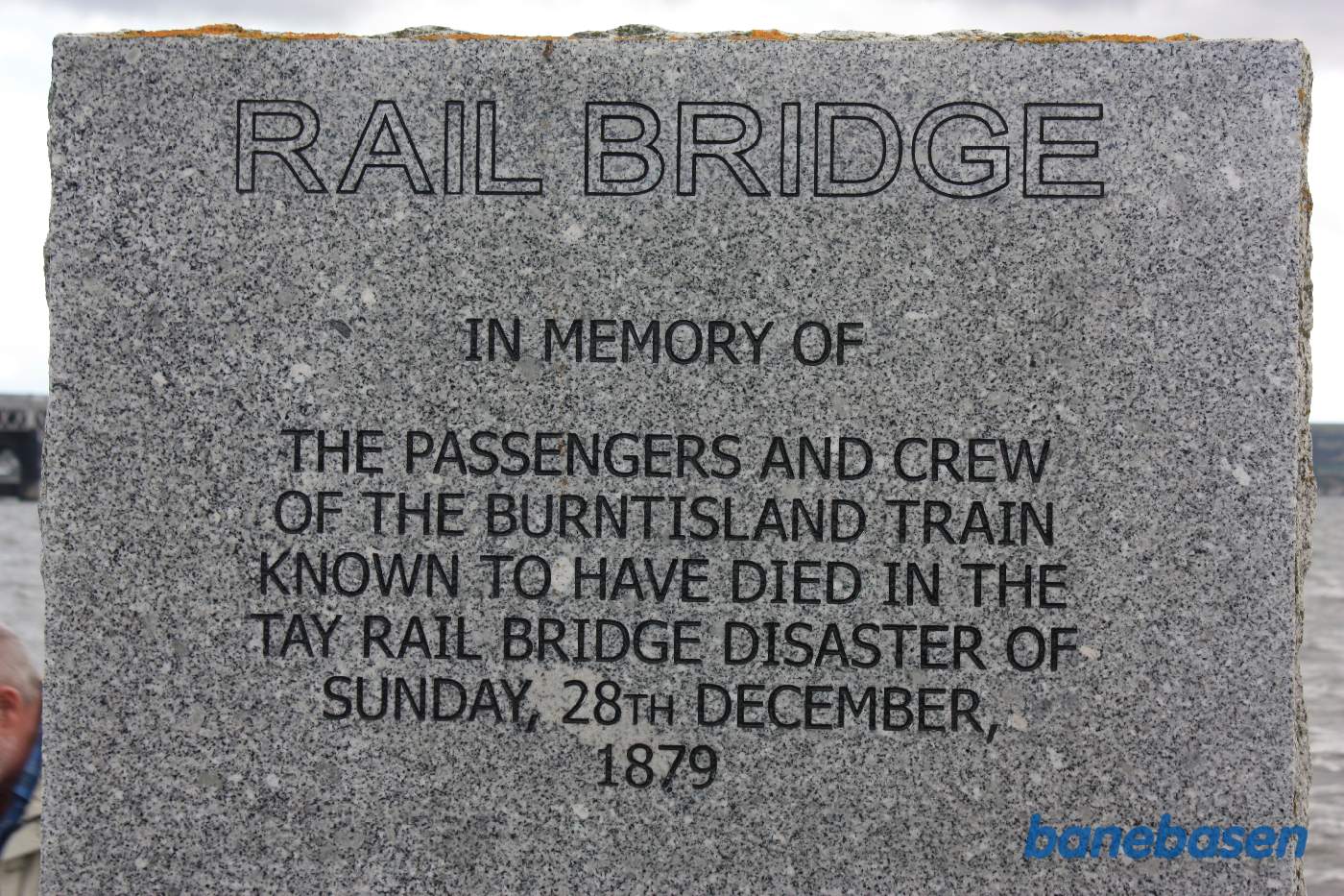 En mindetavle fortæller her om katastrofen