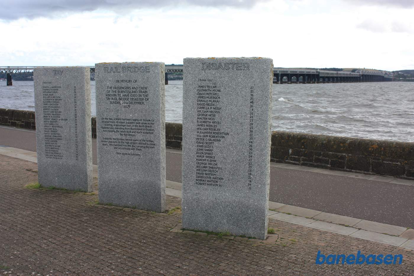 Her ses de 3 mindesten med broen i baggrunden