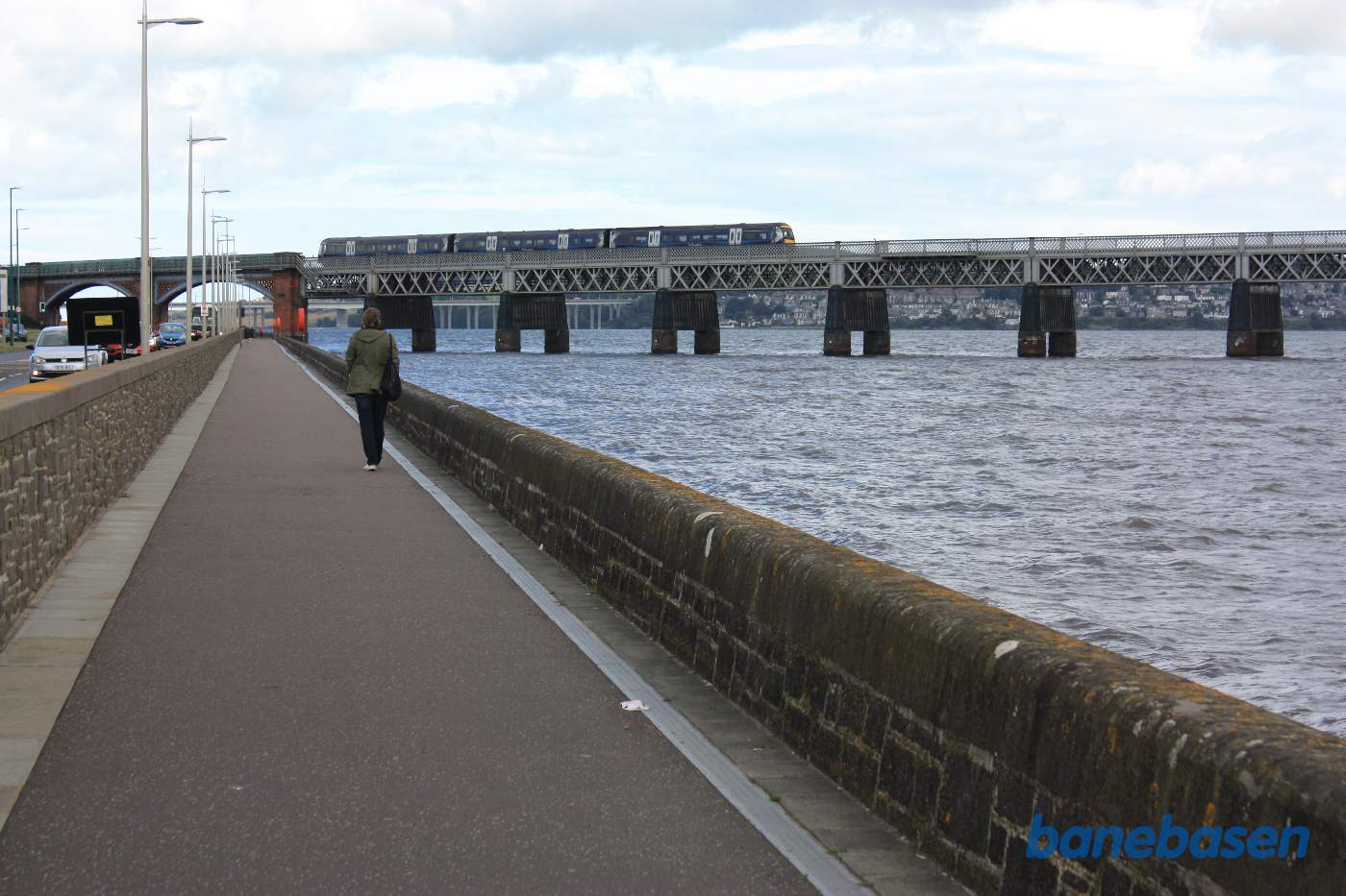 Et tog kører ud på broen