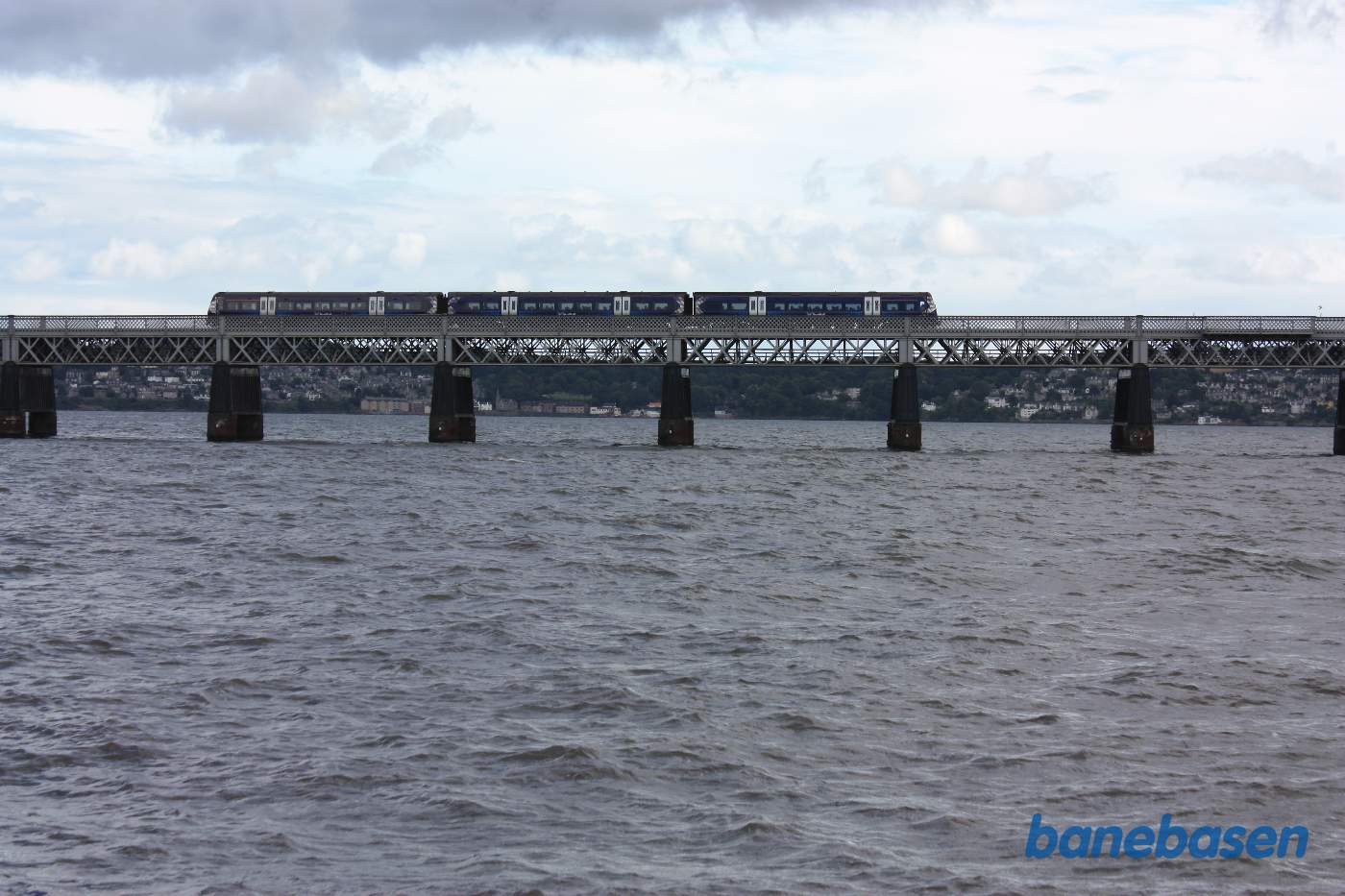 Toget fortsætter over broen