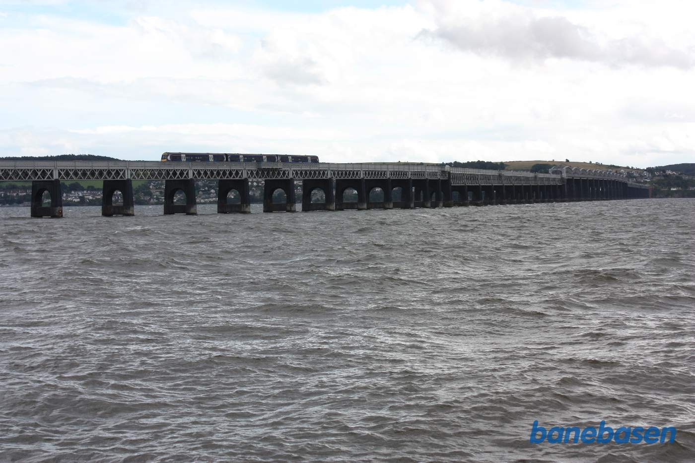 Hele broen med tog på