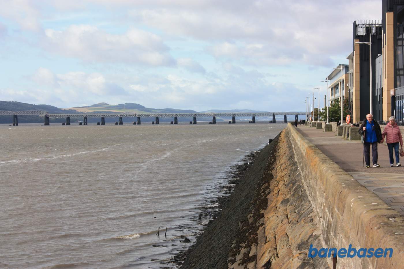 Broen set fra øst mod vest. Her ses tydeligt resterne af de oprindelige bropiller, der lige stikker et par meter op over vandoverfladen