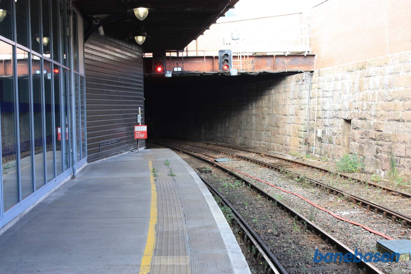 Fra stationen fortsætter banen i tunnel ind under byen i retning mod Aberdeen