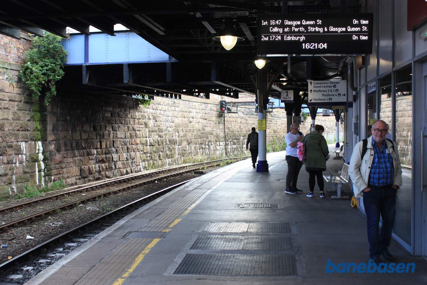 Et billede af perronen med rejsende