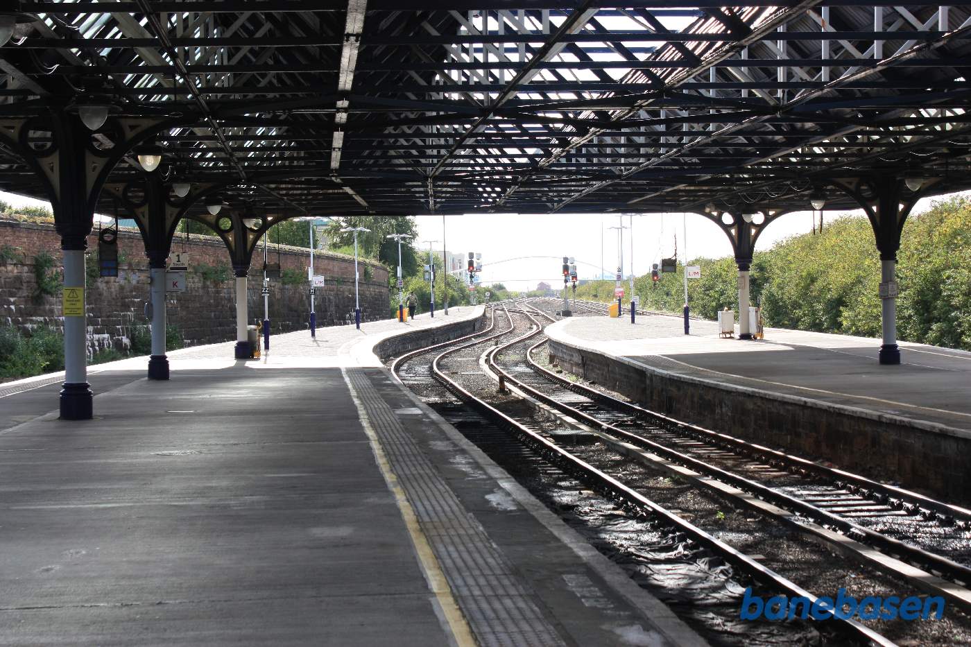 Et vue ud af stationen mod vest. De 2 spor i midten ender her mens yder sporene går i tunnel ind under byen