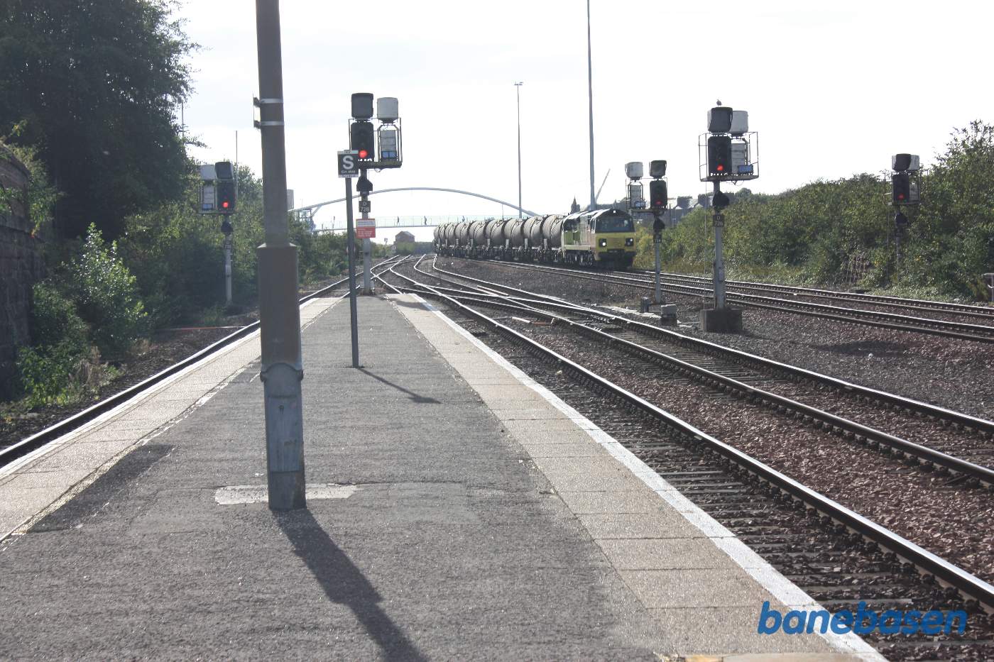Et godstog med tankvogne til Aberdeen er på vej ind på stationen