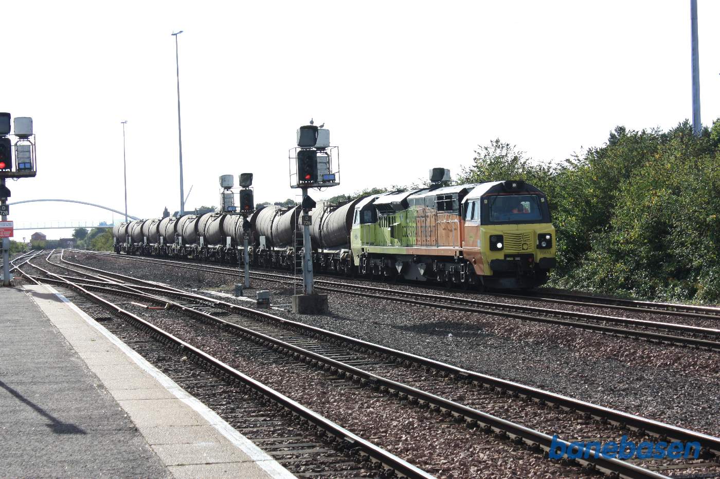 Et godstog med tankvogne til Aberdeen er på vej ind på stationen